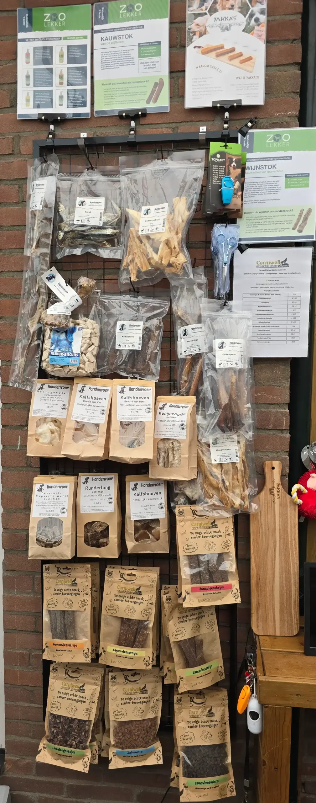 Overzichtsfoto van het diverse assortiment 100% natuurlijke hondensnacks, o.a. Yakka's en diverse gedroogde vleessnacks, op voorraad bij 'Hondenvoer en meer' in Apeldoorn.