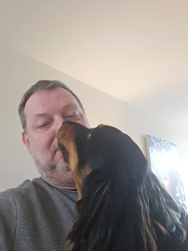 Waarom likken honden je gezicht en handen? De betekenis achter die natte kusjes. Een hartverwarmende selfie van Berry met Teckel Buddy. Waarom likken honden ons zo graag? Het is vaak een teken van pure genegenheid.