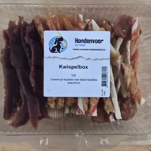 De Kwispelbox voor honden in een doorzichtige, hersluitbare verpakking, voorzien van de officiële sticker van Hondenvoer en meer. De doos is rijkelijk gevuld met diverse hondensnacks.