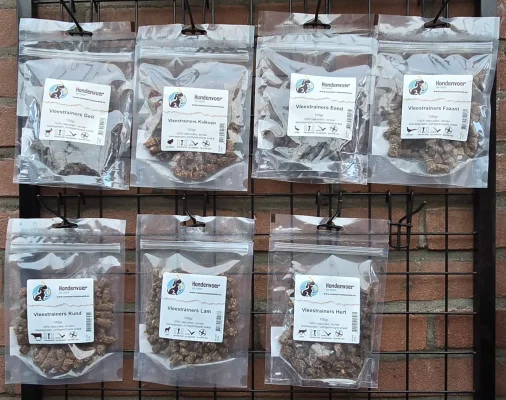 Zeven hersluitbare zakjes met 100% natuurlijke Zoo lekker vleestrainers voor de hond in verschillende smaken, van het merk Hondenvoer en meer.